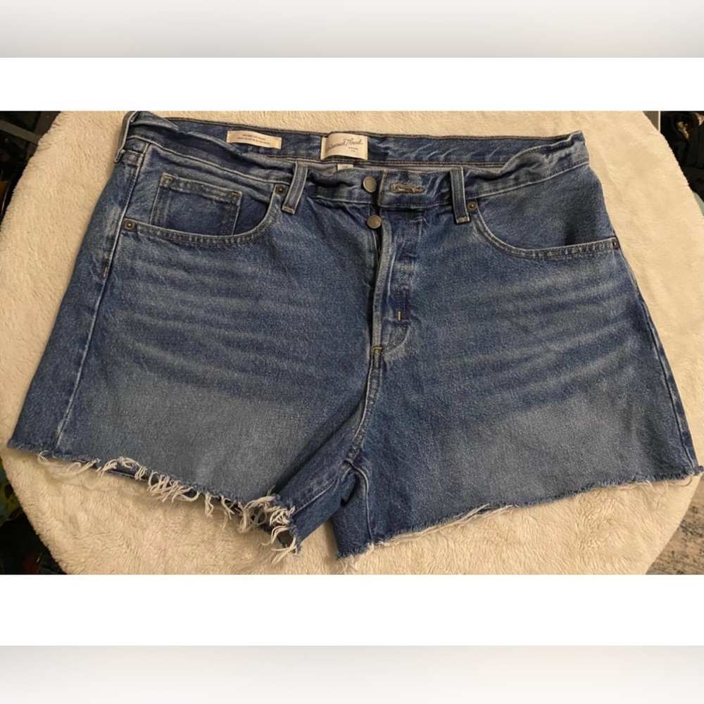 Universal threads 90s Mid-Rise Baggy Jean Short-size 14